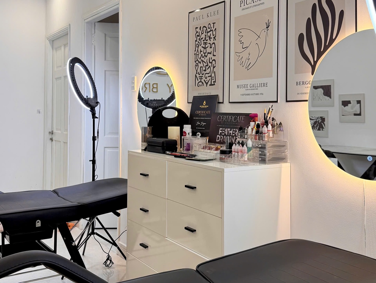 Phòng thực hành 1:1 đầy đủ dụng cụ và thiết bị hiện đại